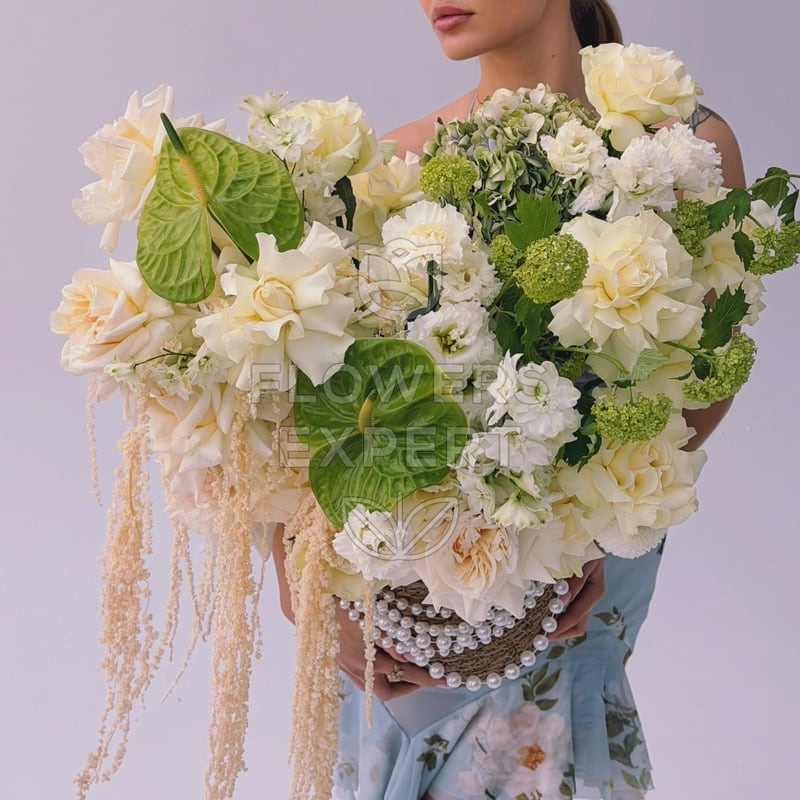 Композиция в кашпо c жемчугом, антуриумом и вибурнумом "VERDE MUSE"