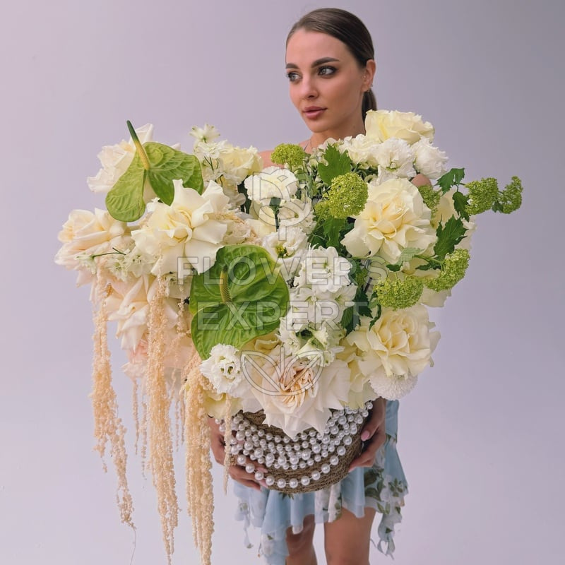 Композиция в кашпо c жемчугом, антуриумом и вибурнумом "VERDE MUSE"