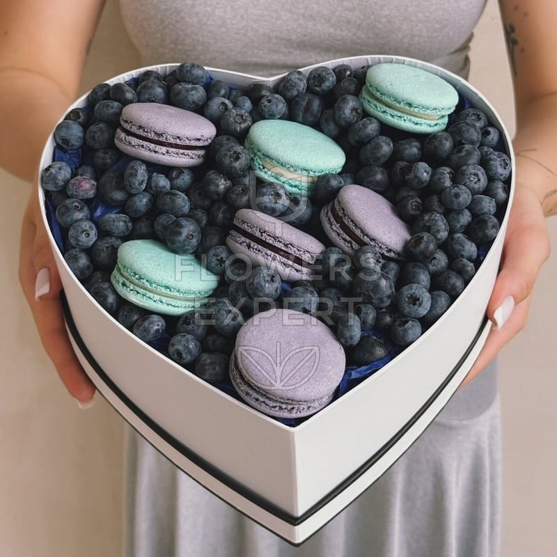 Сердце с макарунами и ягодами "BLUEBERRY"