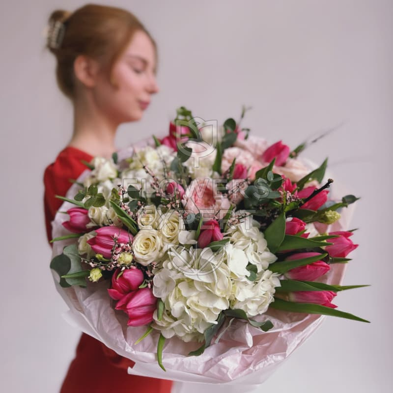 Букет с тюльпанами и гортензиями "BLOOM"