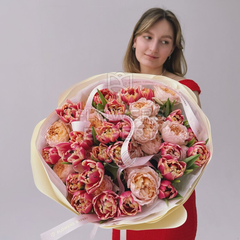 Букет из 25 пионовидных тюльпанов с розами "COLUMBUS JULIET"