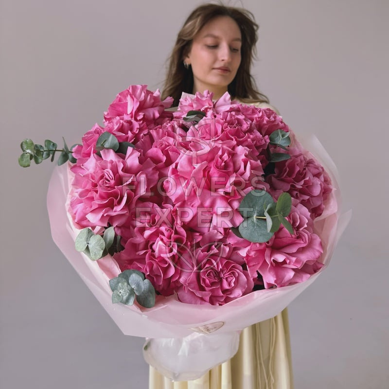 Букет из 15 пионовидных роз с эвкалиптом "COUNTRY BLUES"