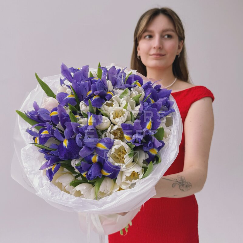 Букет из 25 белых тюльпанов с 10 ирисами "SPRING MAGIC"