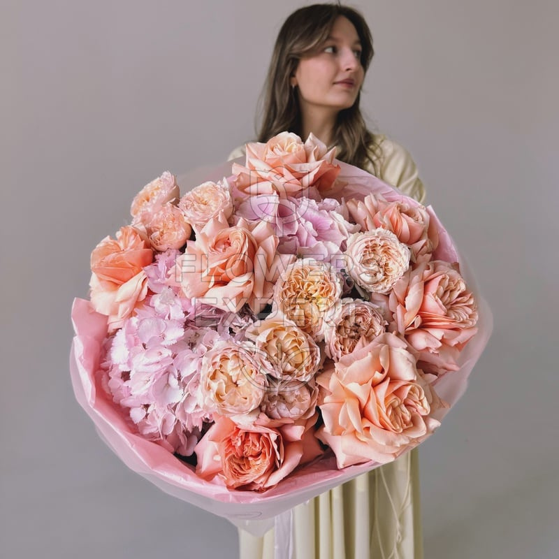 Букет из пионовидных роз и гортензий "SOME DAY"