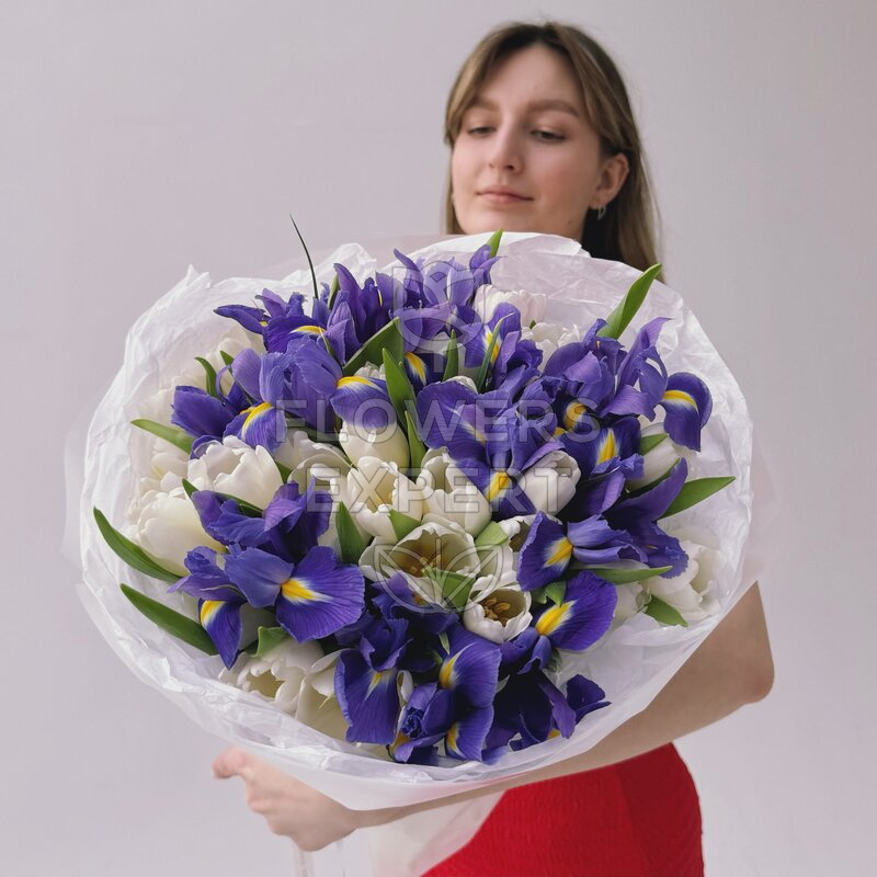 Букет из 25 белых тюльпанов с 10 ирисами "SPRING MAGIC"