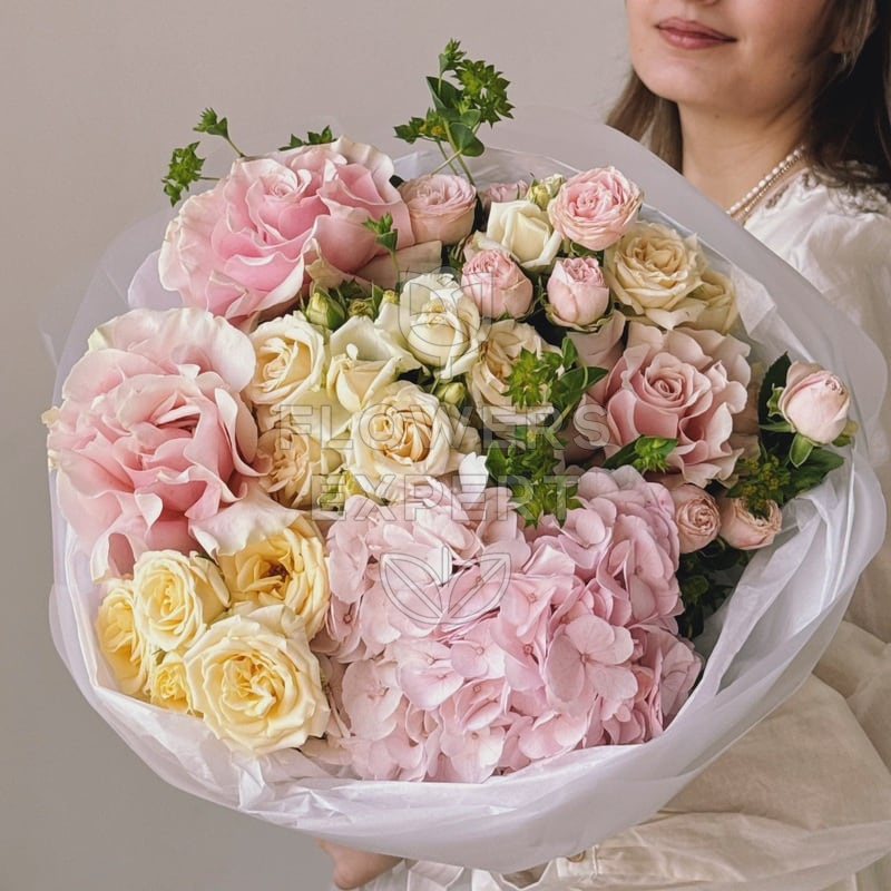 Букет с гортензией и розами "SWEET MELODY"