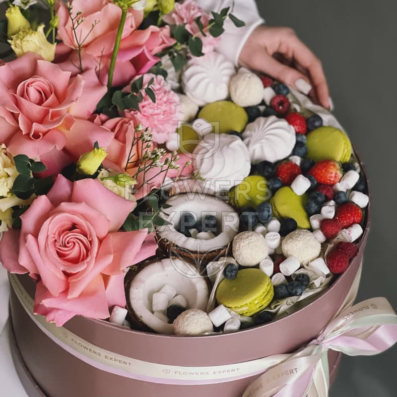 Коробочка с цветами, ягодами и сладостями "BEST"