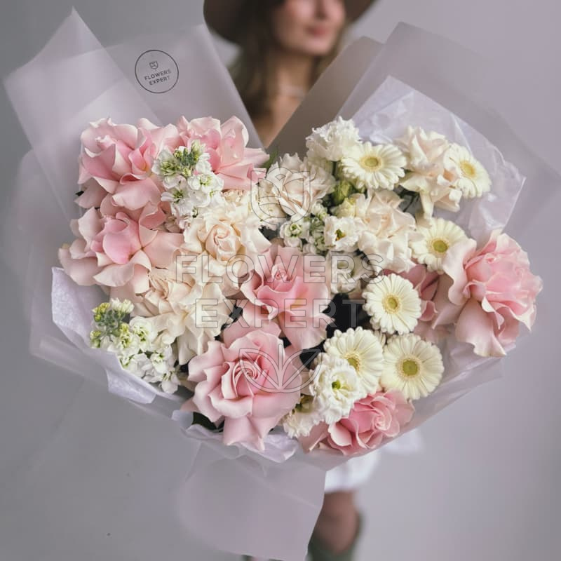 Букет из гербер с французскими розами и эустомой "MARZIPAN"