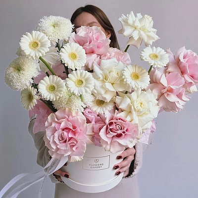 Шляпная коробка с розами, хризантемами и герберами "POUDRE DE ROSE"