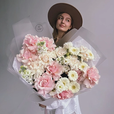 Букет из гербер с французскими розами и эустомой "MARZIPAN"