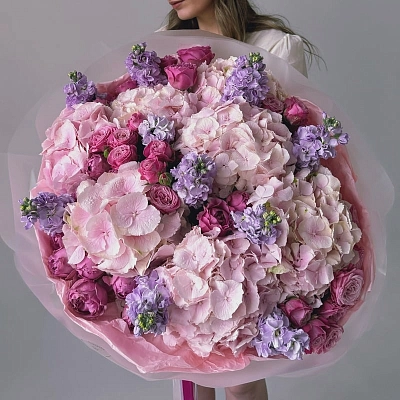 Букет из 7 гортензий с маттиолой и пионовидными розами "KISS"