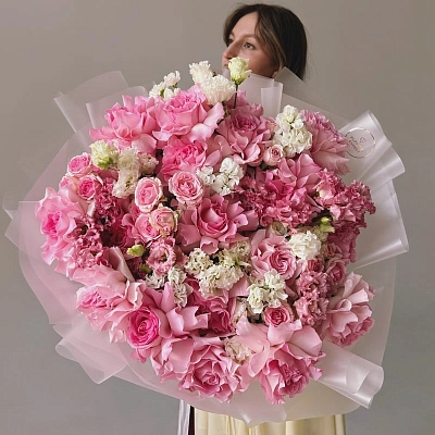 Букет с французскими розами, маттиолой и эустомой "I ADORE YOU!"