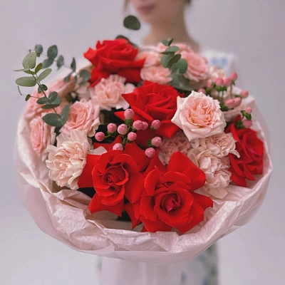 Букет с французскими розами "RED PARIS"