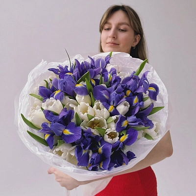 Букет из 25 белых тюльпанов с 10 ирисами "SPRING MAGIC"