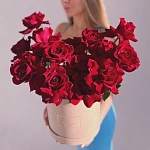 Розы в шляпной коробке