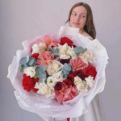 Букет из 17 французских роз с эустомой "FRENCH KISS"