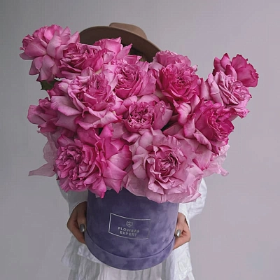 Бархатная коробка из 15 пионовидных роз "QUEENS CROWN"