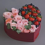 Цветы в коробке в виде сердца