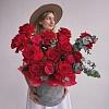 Красные розы в шляпной коробке