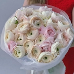 С анемонами/ранункулюсами