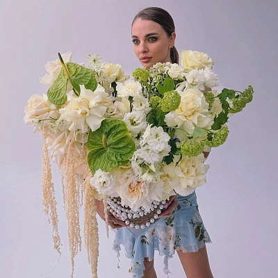 Композиция в кашпо c жемчугом, антуриумом и вибурнумом "VERDE MUSE"