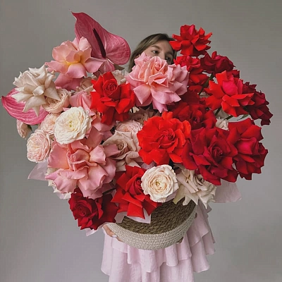 Композиция в кашпо c французскими розами "CUPID"