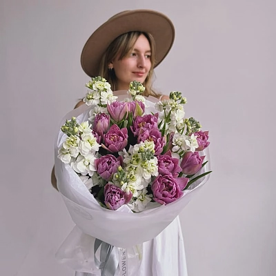 Букет из 15 пионовидных тюльпанов и маттиолы "PEARL"