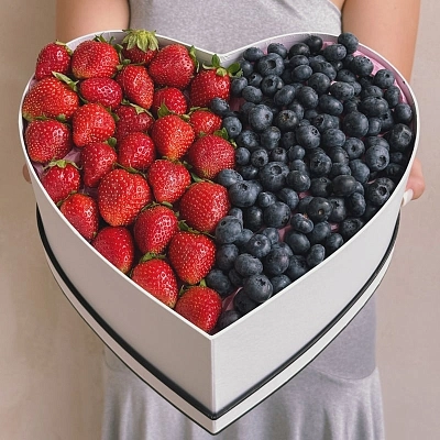 Сердце с клубникой и голубикой "BERRY ROMANCE"