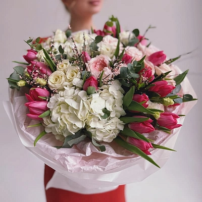 Букет с тюльпанами и гортензиями "BLOOM"