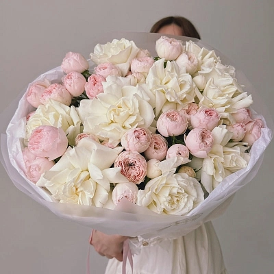 Букет из 19 пионовидных и французских роз "PLAYA MANSFIELD"