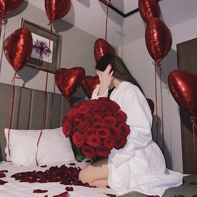 Набор с букетом из 35 роз, шариками и лепестками "SURPRISE!"