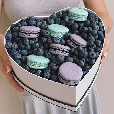 Сердце с макарунами и ягодами "BLUEBERRY"