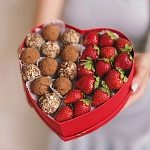 Сердце с трюфелями и клубникой "TRUFFLE KISS"