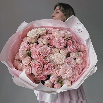 Букет из 19 кустовых роз "BOMBASTIC"