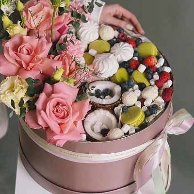 Коробочка с цветами, ягодами и сладостями "BEST"