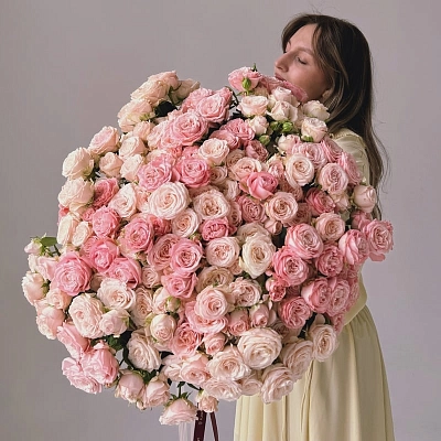Большой букет из 51 кустовой пионовидной розы "BOMBASTIC"