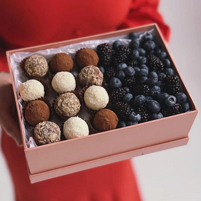 Коробочка с трюфелями, голубикой и ежевикой "JOY"
