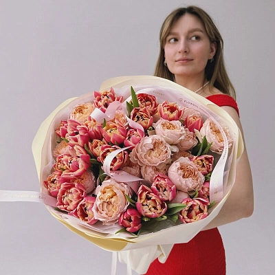 Букет из 25 пионовидных тюльпанов с розами "COLUMBUS JULIET"